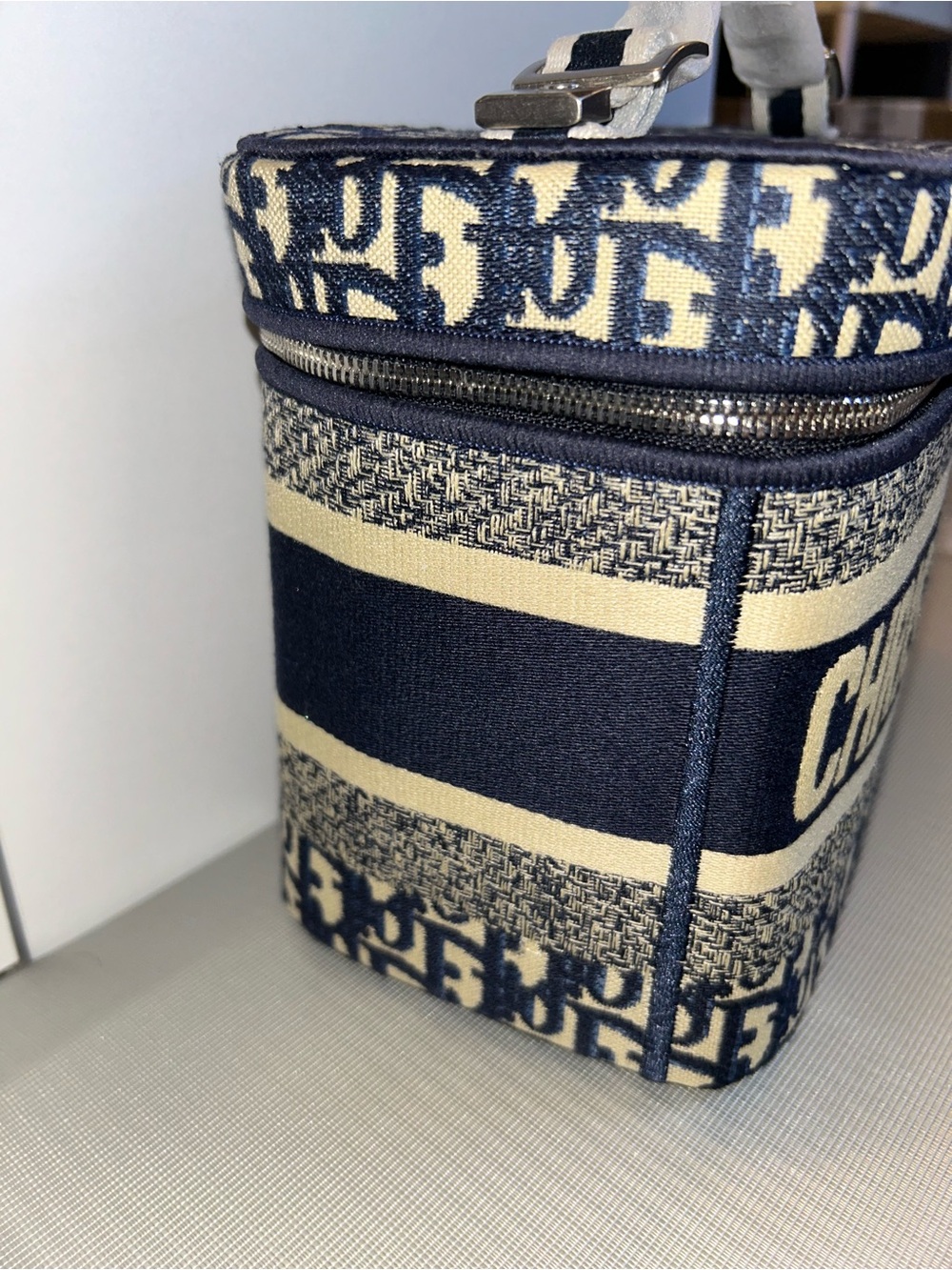 New beauty cosmetic toiletry train case - Picture 2 of 5